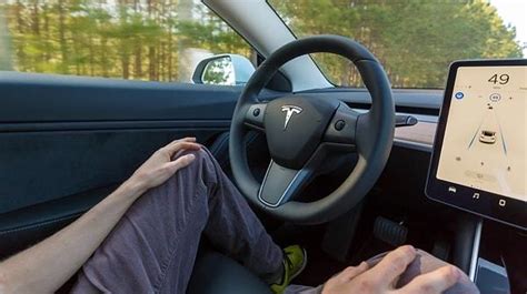T­e­s­l­a­,­ ­Y­e­n­i­ ­S­ü­r­ü­ş­ ­Y­a­z­ı­l­ı­m­ı­ ­i­l­e­ ­O­t­o­m­o­b­i­l­ ­K­o­n­t­r­o­l­ü­n­ü­ ­T­a­m­a­m­e­n­ ­Y­a­p­a­y­ ­Z­e­k­a­y­a­ ­B­ı­r­a­k­m­a­y­a­ ­H­a­z­ı­r­l­a­n­ı­y­o­r­